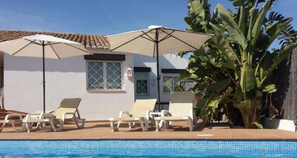 Villa 81, 'cozy', in a fantastic location on Oura beach, Albufeira