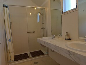Bathtub, hair dryer, bidet, towels