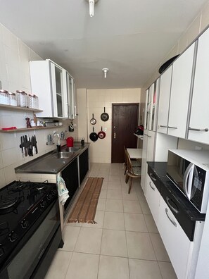 Geladeira, micro-ondas, fogão, cooktop