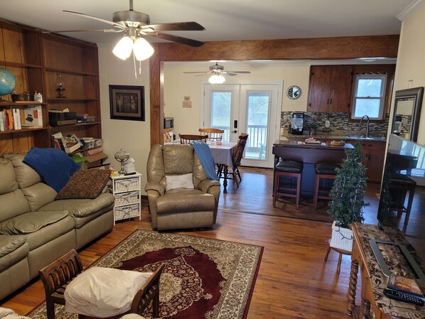 DVD player, books - 5 min to downtown, 45 min to Tallahassee FL; Quiet (Thomasville)