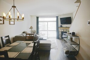 TV, fireplace