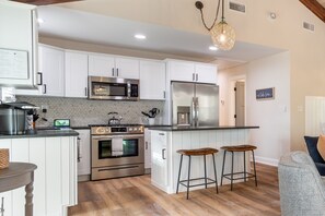 Geladeira, micro-ondas, fogão, cooktop