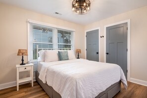 4 室のベッドルーム、デスク、アイロン / アイロン台、旅行用ベビーベッド