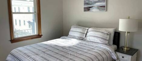 3 makuuhuonetta, työpöytä, silitysrauta/-lauta, vauvan matkasänky