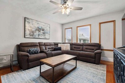 Tufts 3 Bed + Free Parking & Workspace