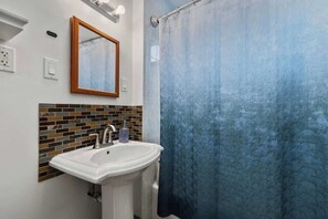 Combined shower/bathtub, hair dryer, towels