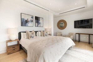 5 slaapkamers, een strijkplank/strijkijzer, reisbedje, wifi