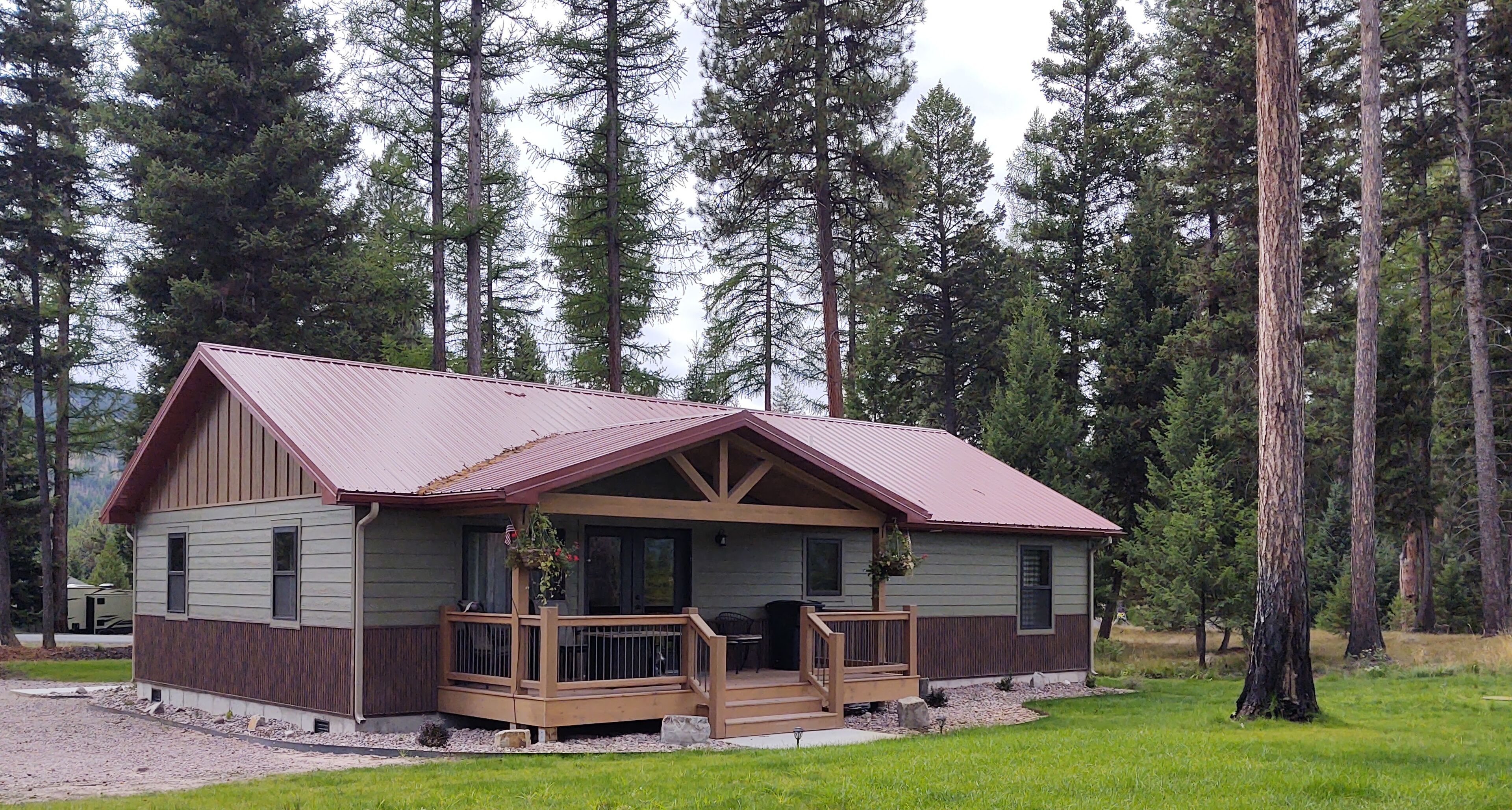 New Farmhouse Chic Cabin - Minutes from Lakes, Rivers, & Recreation - Sleeps 6