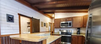 New Farmhouse Chic Cabin - Minutes from Lakes, Rivers, & Recreation - Sleeps 6