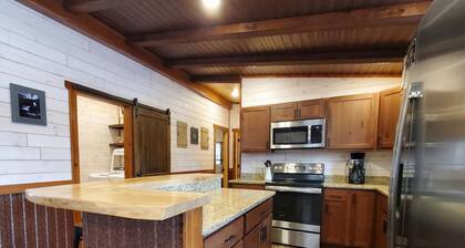 New Farmhouse Chic Cabin - Minutes from Lakes, Rivers, & Recreation - Sleeps 6