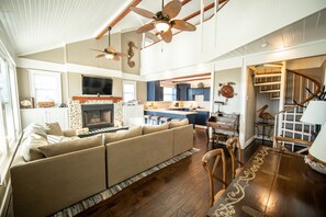 Smart TV, fireplace - Beautiful Historical Beach House with Gorgeous Views (Crystal Beach)