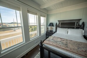 4 bedrooms, desk, free WiFi, bed sheets