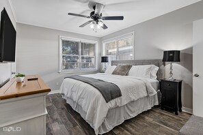 4 Schlafzimmer, Schreibtisch, Bügeleisen/Bügelbrett, Reisekinderbett