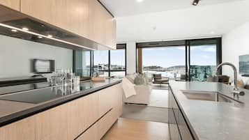 Apartamento luxo, 2 quartos | Cozinha privada | Geladeira grande, fogão, cooktop, lava-louças