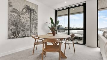 Deluxe Apartment, 2 Bedrooms | Dining room