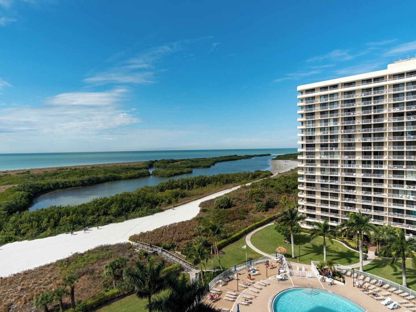 Een verwarmd zwembad