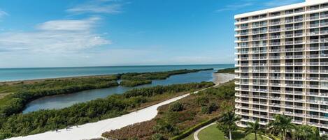 Een verwarmd zwembad