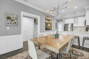 Dining - 125 Grand Pavillion by AvantStay | Steps from Sand (Isle Of Palms)