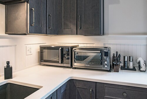 Luxurious guest home with private art gallery in the heart of a historic village