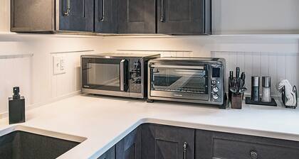 Luxurious guest home with private art gallery in the heart of a historic village