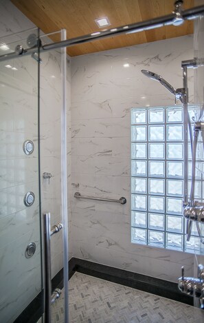 Douche, sèche-cheveux, serviettes fournies, savon