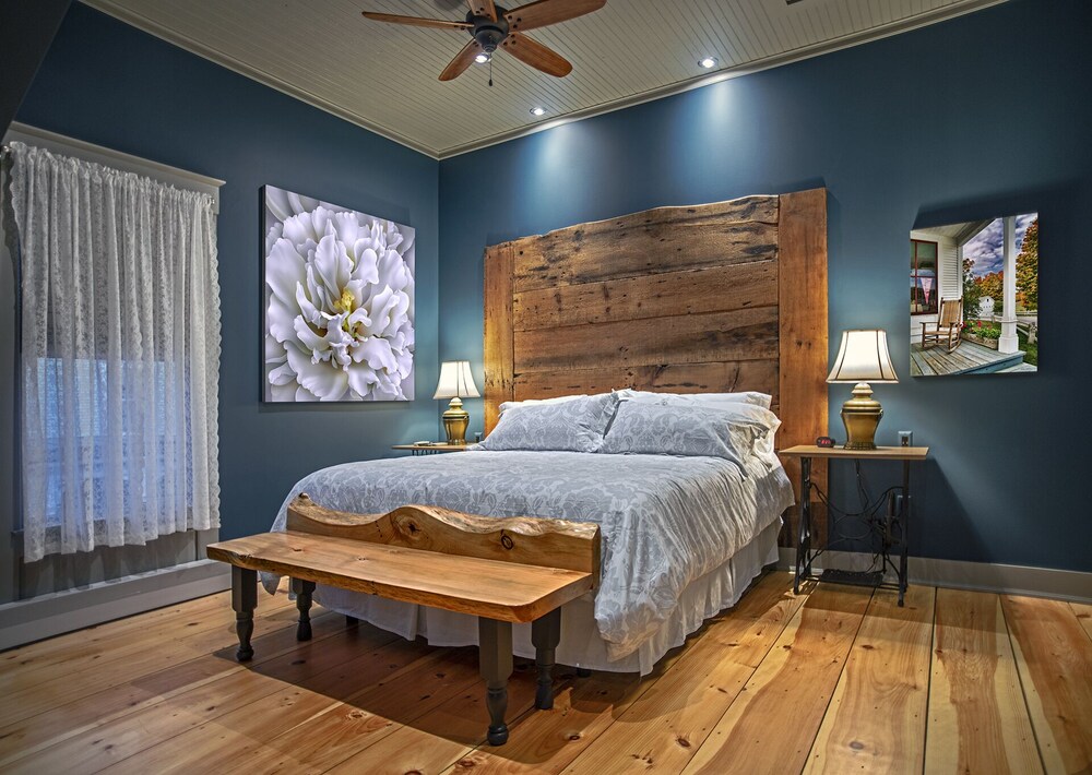 Luxurious guest home with private art gallery in the heart of a