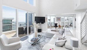 Smart-TV, fotballspill, bordtennis og kontorer