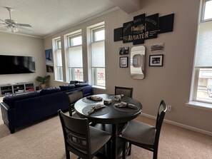 Dining - Cozy 3BD 5min Cedar Point/Sports Force (Sandusky)