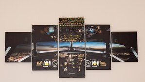 Une vue panoramique du cockpit d’un avion, avec de nombreux panneaux d’instruments et une vue sur la ville en arrière-plan.