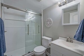 Dusche, Haartrockner, Handtücher, Shampoo