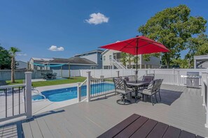 Outdoor dining - Duplex 705 18th Ave S (North Myrtle Beach)