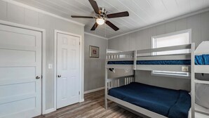 6 bedrooms, WiFi (free), bed sheets