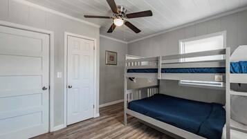 6 bedrooms, WiFi (free), bed sheets