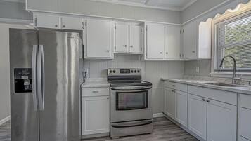 Een koelkast, een magnetron, een oven, een kookplaat