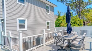 Um terraço com móveis de exterior e um aparelho de ar condicionado.