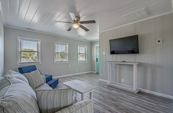 TV - Immaculate Upper Level Apartment With Putting Green and Pool! Pet Friendly 3 Bedroom - 2 Bath Unit B (North Myrtle Beach)