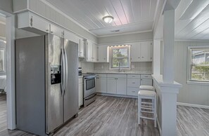 Fridge, microwave, oven, stovetop - Immaculate Upper Level Apartment With Putting Green and Pool! Pet Friendly 3 Bedroom - 2 Bath Unit B (North Myrtle Beach)