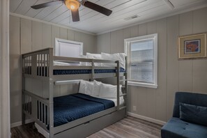 3 bedrooms, free WiFi, bed sheets - Immaculate Upper Level Apartment With Putting Green and Pool! Pet Friendly 3 Bedroom - 2 Bath Unit B (North Myrtle Beach)