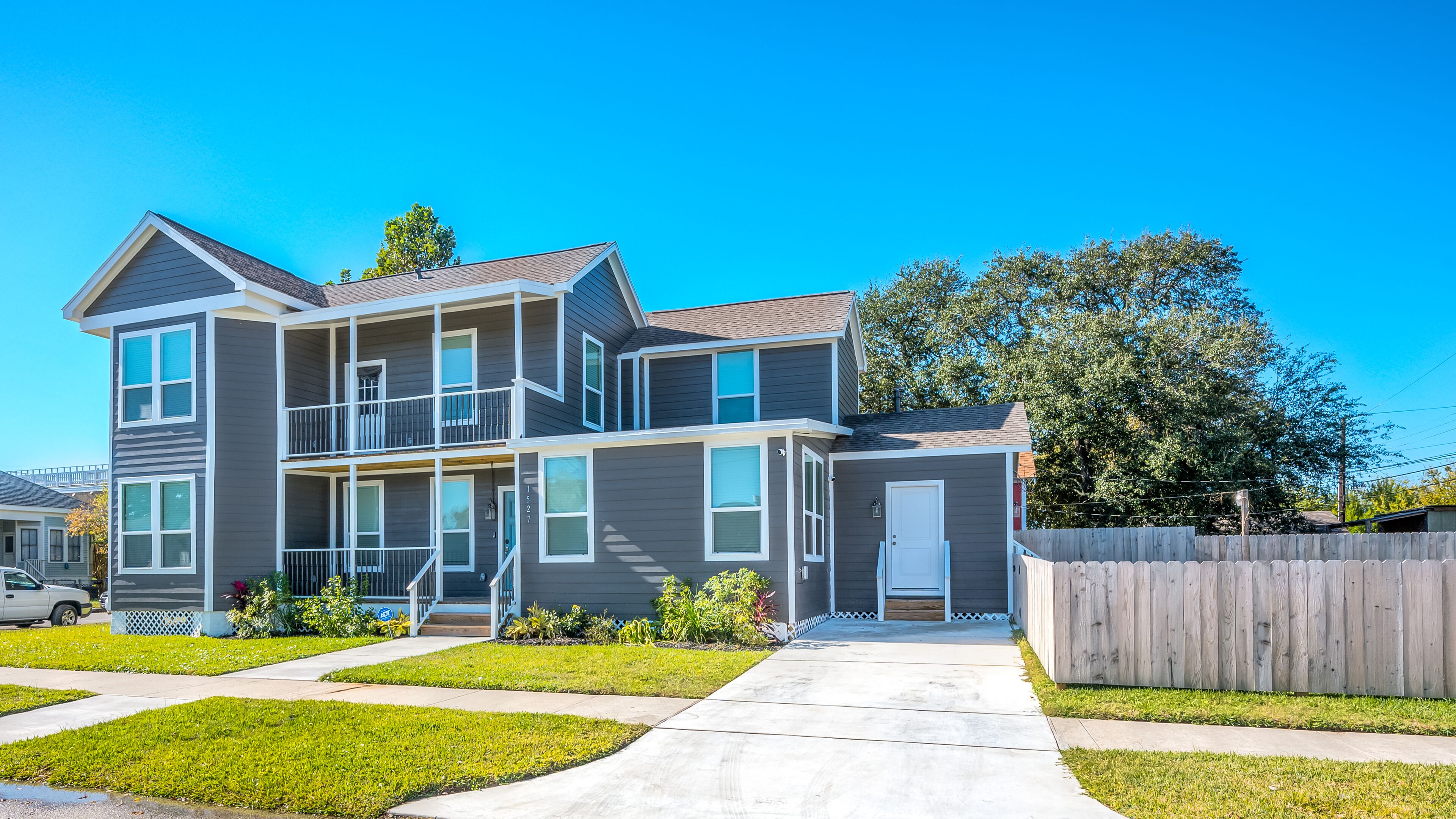 Beautiful Oasis 1 mile to the Seawall w/ 3 King beds, 1 Queen, 1 daybed