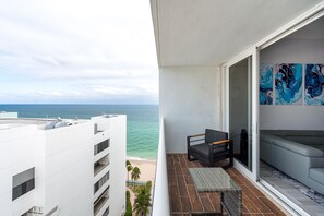 Property grounds - Spectacular Penthouse 2BR 2BA Newly Reno W/beach view (Hollywood)