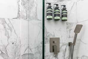 Shower, hair dryer, towels, soap - Spectacular Penthouse 2BR 2BA Newly Reno W/beach view (Hollywood)