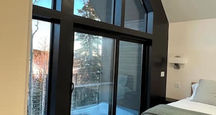 Modern Scandinavian cabin steps from the slopes. Ski- in-Ski- out with Jacuzzi