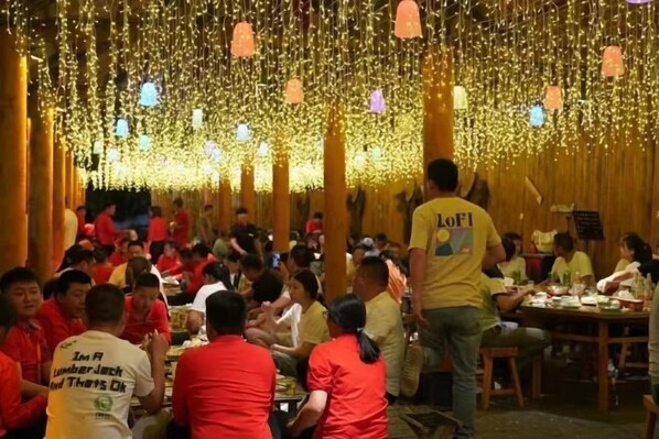 Outdoor dining - Yingzhigu Holiday Hotel (Mengyin)