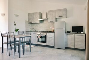 Refrigerador, horno, parrilla de estufa y cafetera y tetera 