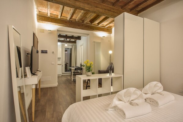 1 habitación, tabla de planchar con plancha, wifi y ropa de cama