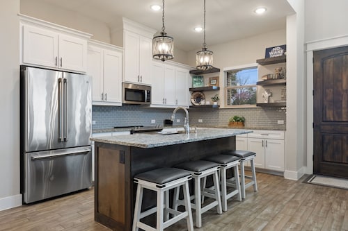 Miller's Cove on Lake Texoma! Luxury Lakeview Home built in 2017! 