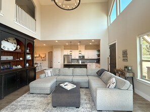 Smart TV, video games, books - Miller's Cove on Lake Texoma! Luxury Lakeview Home built in 2017! (Pottsboro)