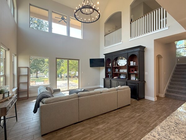 Smart TV, video games, books - Miller's Cove on Lake Texoma! Luxury Lakeview Home built in 2017! (Pottsboro)