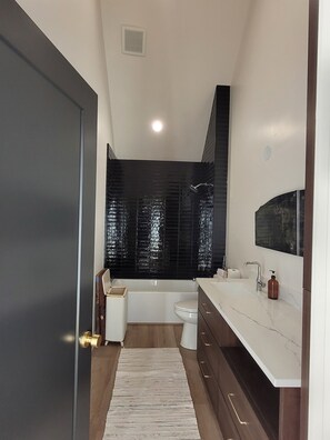 Combined shower/tub, hair dryer, towels, soap - Modern Scandinavian cabin steps away from slopes.  Ski-in-Ski-out with Jacuzzi! (Beaver)