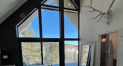 Modern Scandinavian cabin steps away from slopes. Ski-in-Ski-out with Jacuzzi!